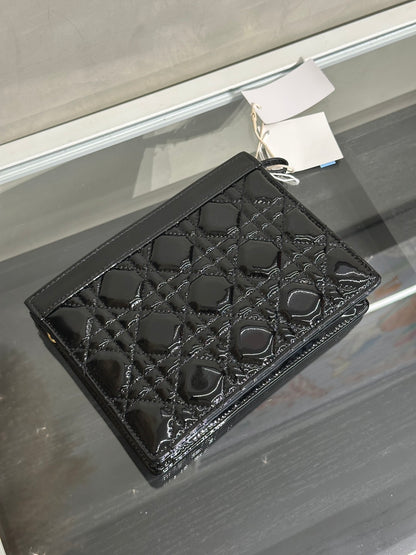 DIOR Caro藤格紋漆皮斜背包 - 黑金