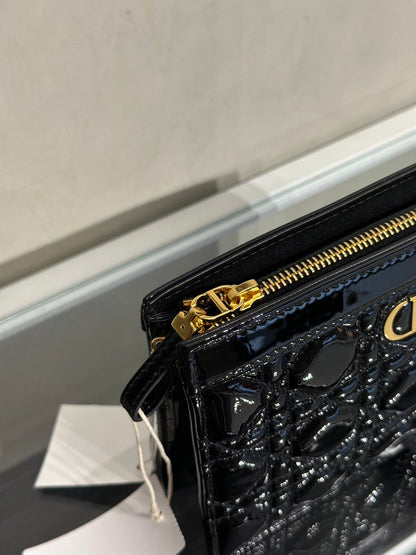 DIOR Caro藤格紋漆皮斜背包 - 黑金
