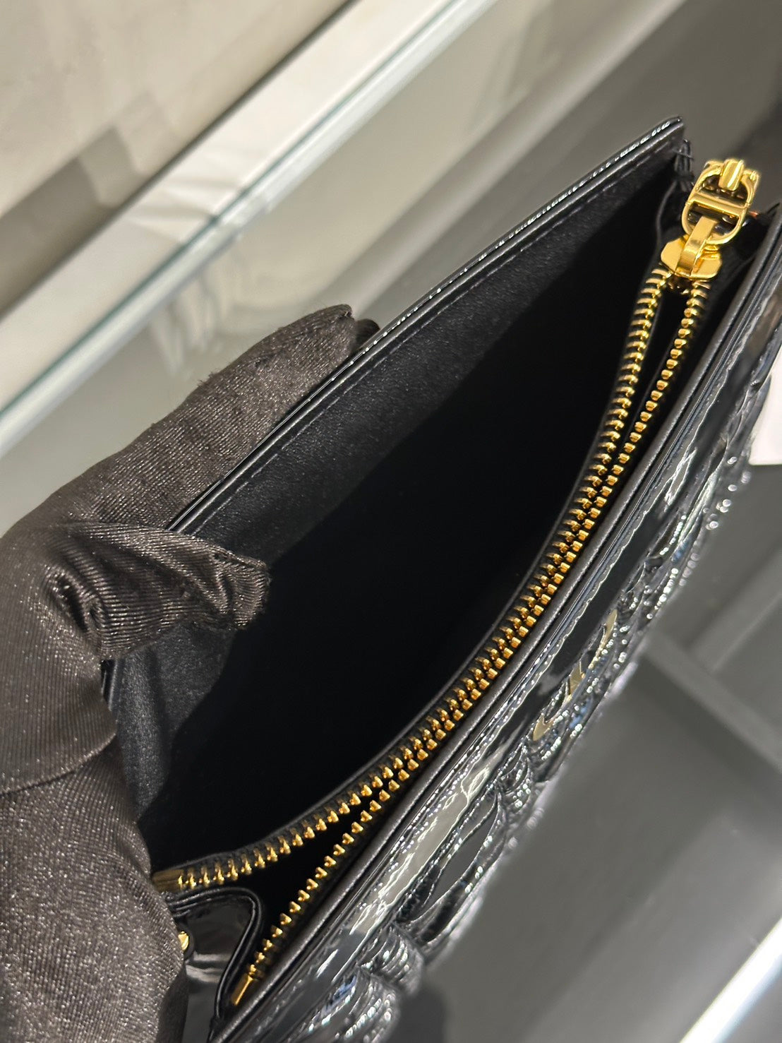 DIOR Caro藤格紋漆皮斜背包 - 黑金