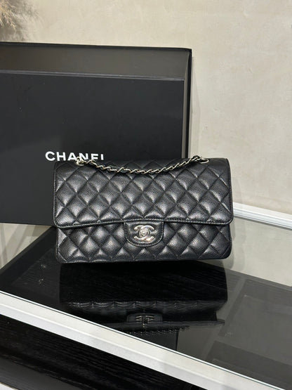 CHANEL 經典口蓋包 CF25 - 粒面牛皮黑銀30開