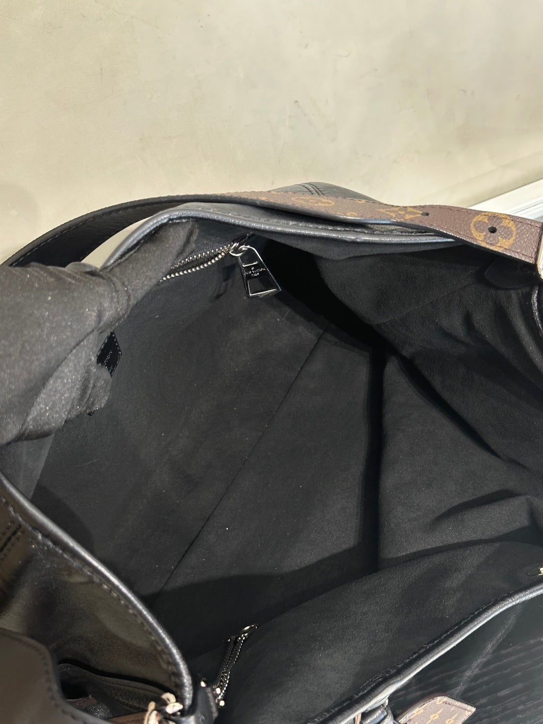 LOUIS VUITTON CarryAll Vibe - MM黑