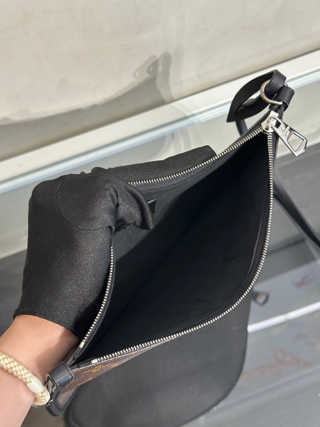 LOUIS VUITTON CarryAll Vibe - MM黑