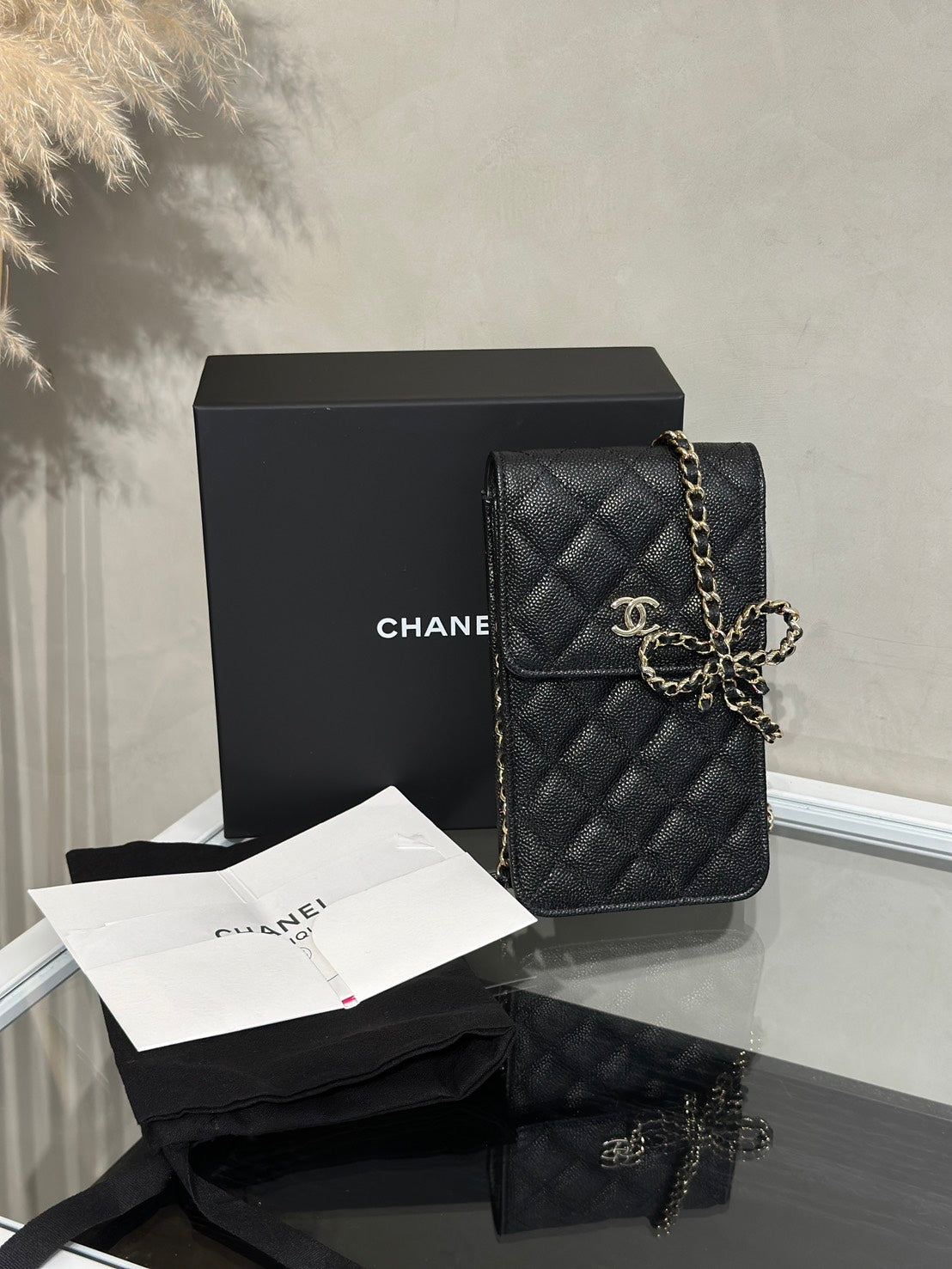 CHANEL 蝴蝶結皮穿鍊手機包 - 黑金