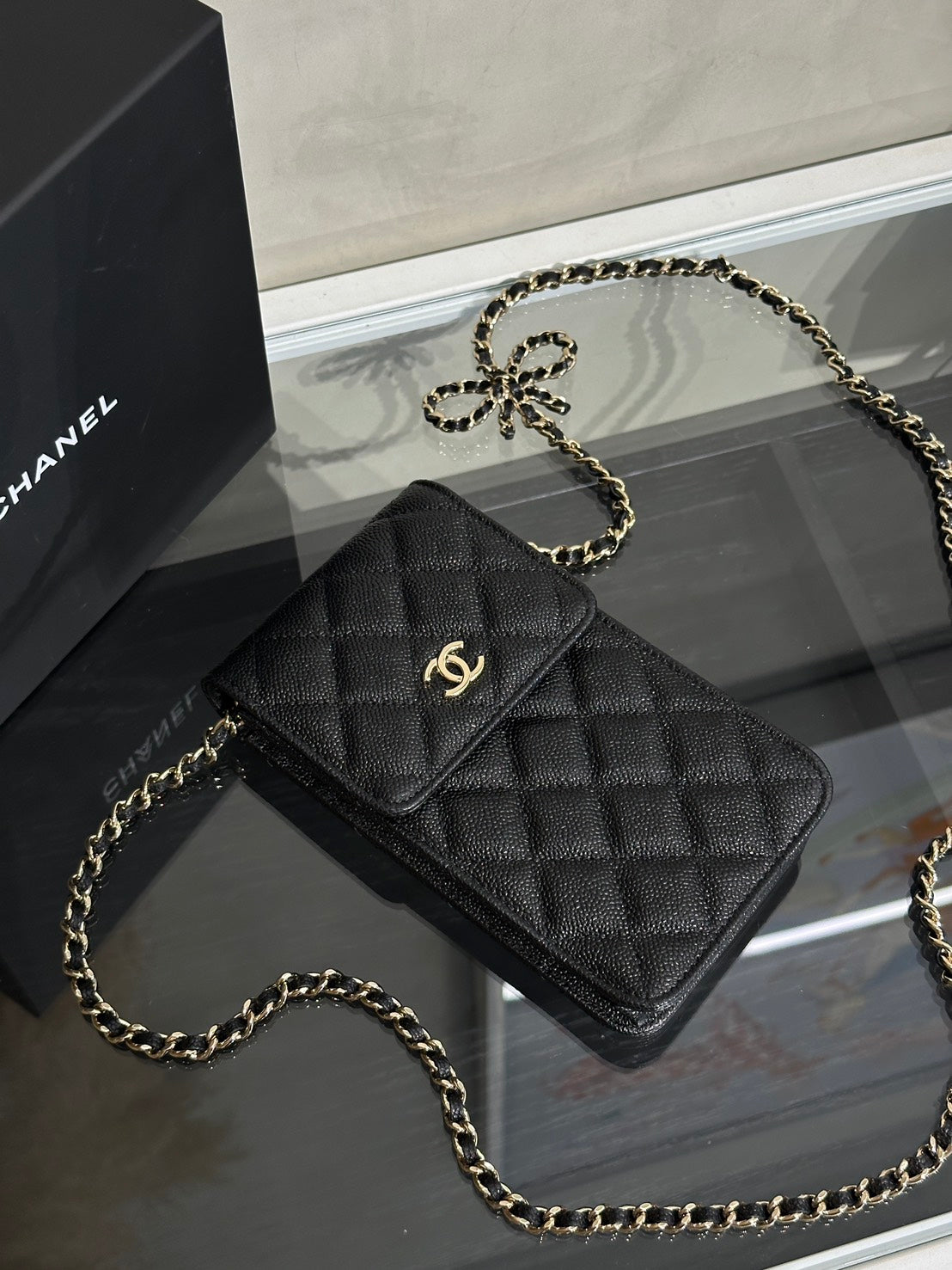 CHANEL 蝴蝶結皮穿鍊手機包 - 黑金