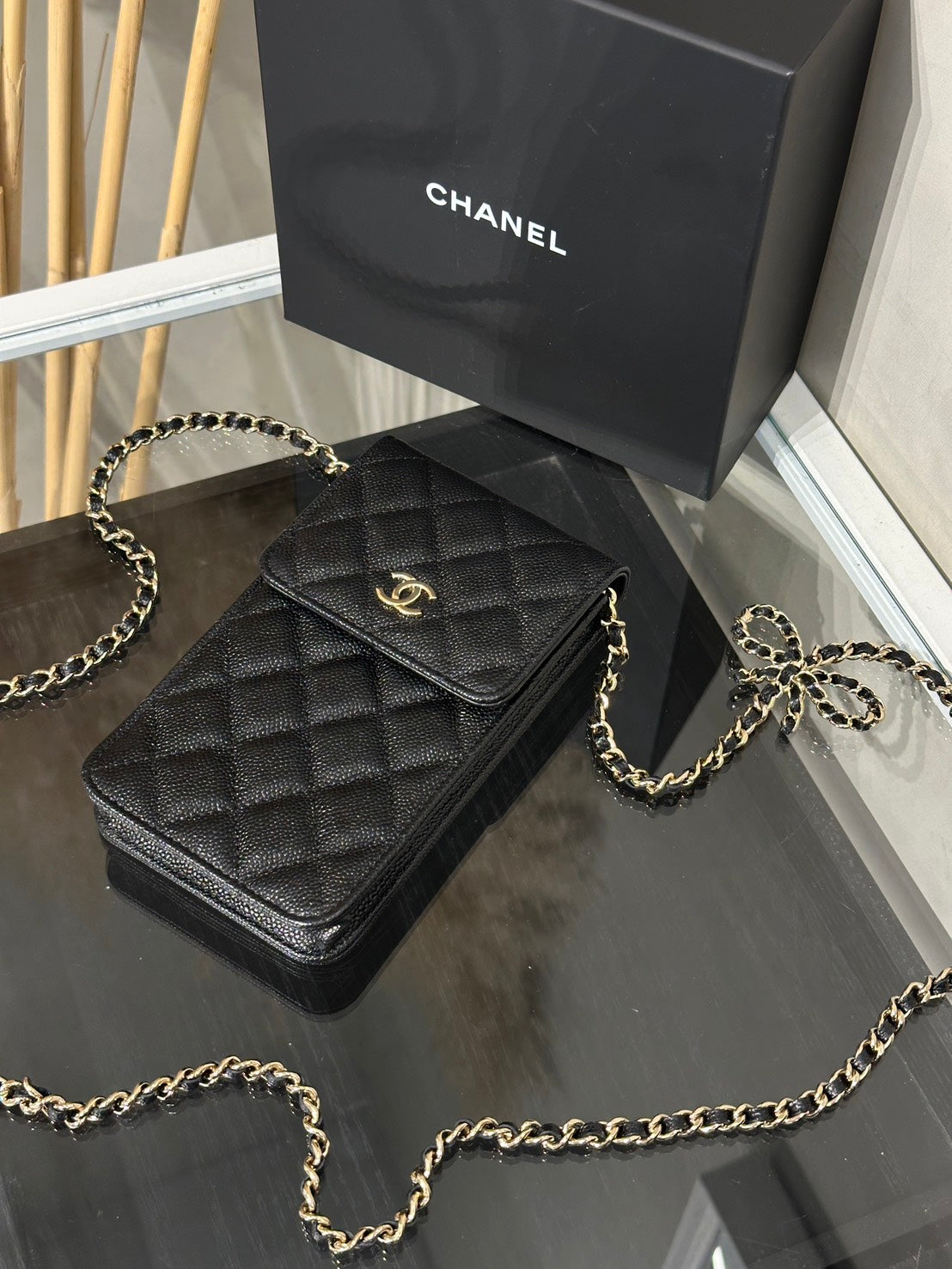 CHANEL 蝴蝶結皮穿鍊手機包 - 黑金