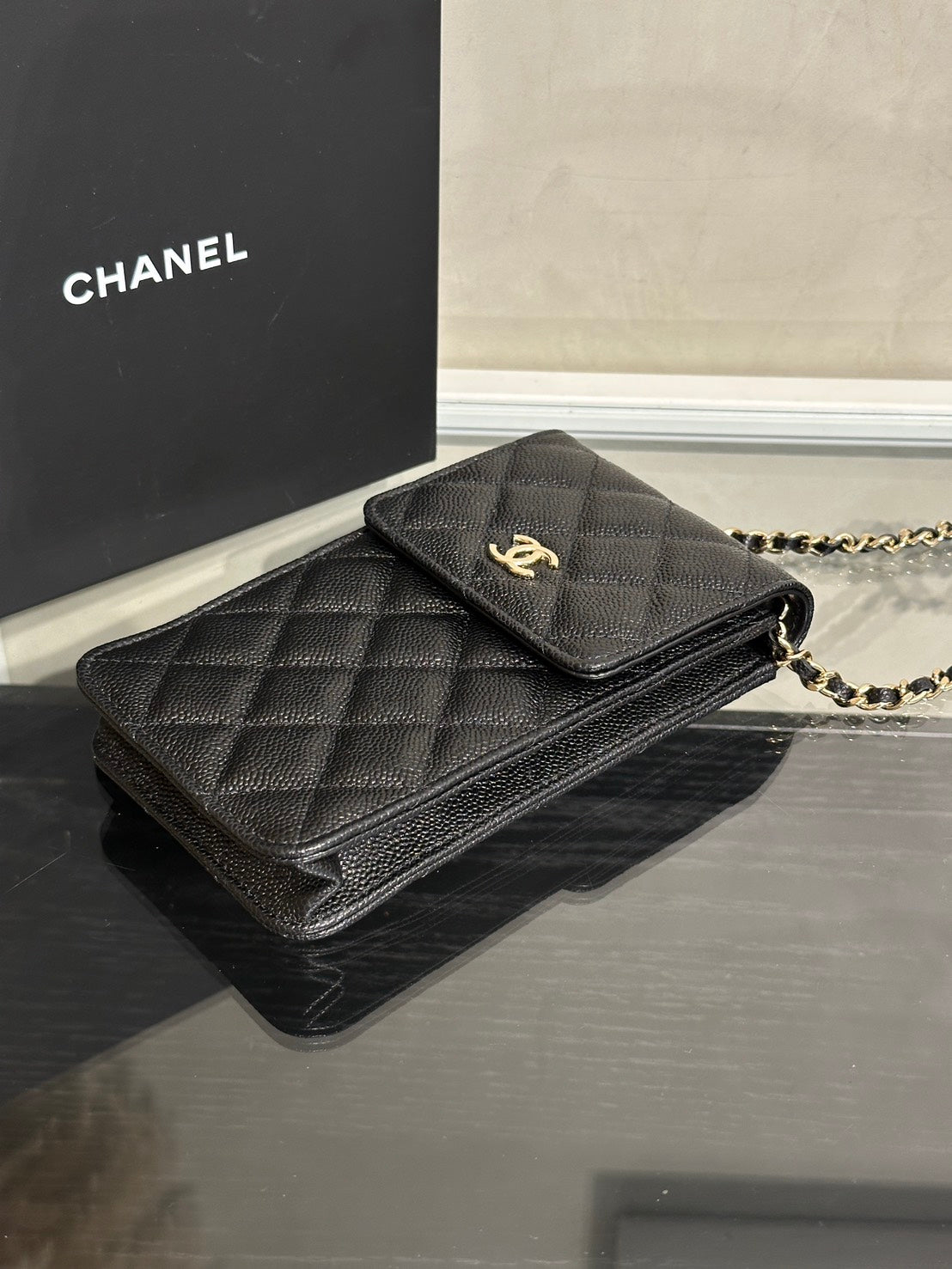 CHANEL 蝴蝶結皮穿鍊手機包 - 黑金