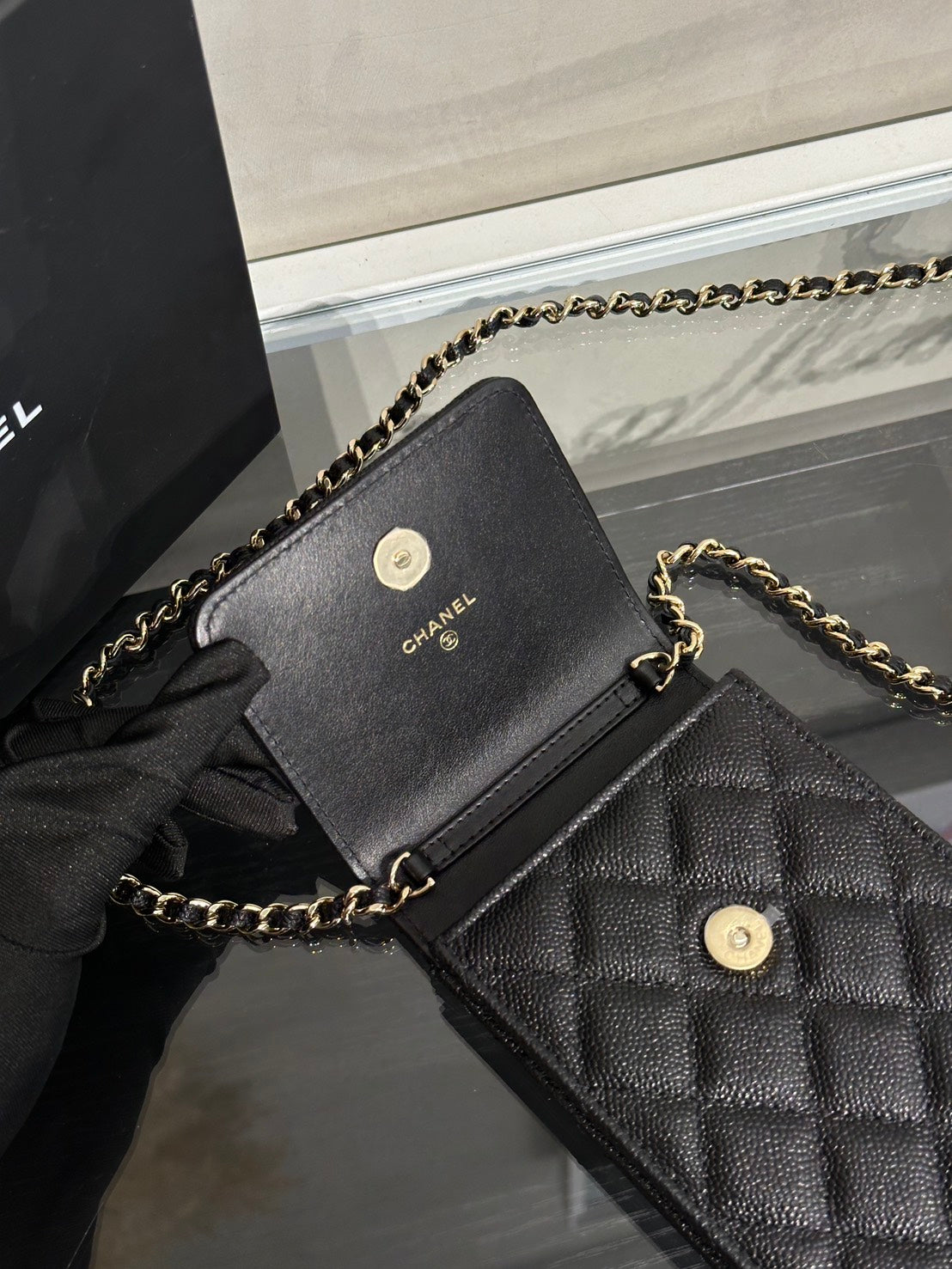 CHANEL 蝴蝶結皮穿鍊手機包 - 黑金