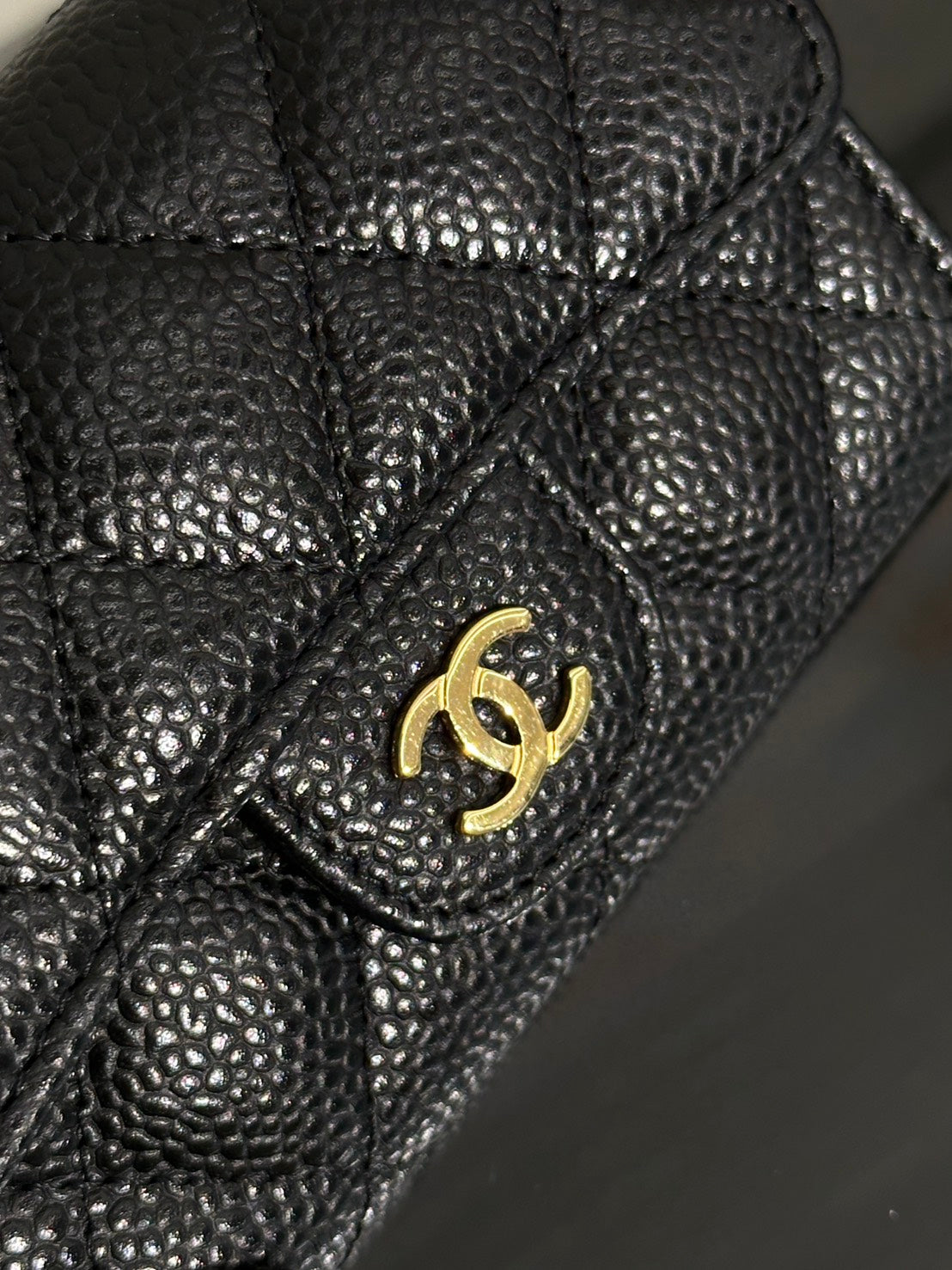 CHANEL 經典粒面牛皮口蓋卡包 - 黑金