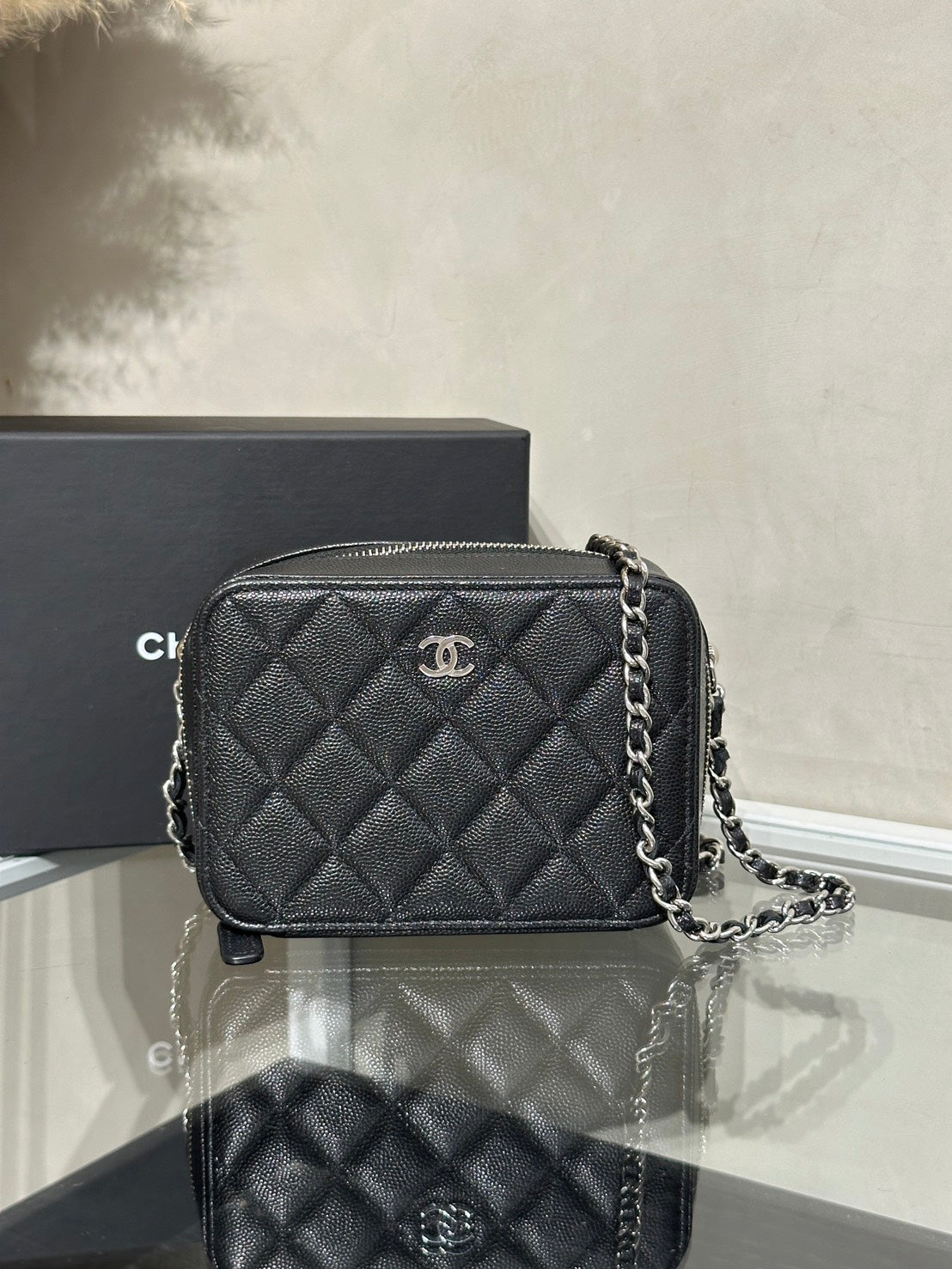 CHANEL 粒面牛皮相機包 - 黑銀31開