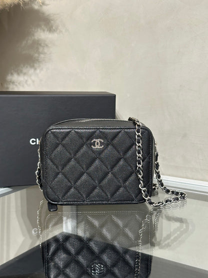 CHANEL 粒面牛皮相機包 - 黑銀31開