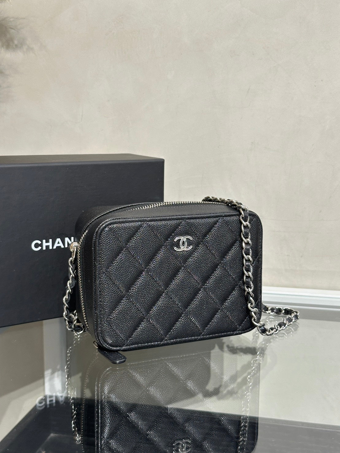 CHANEL 粒面牛皮相機包 - 黑銀31開