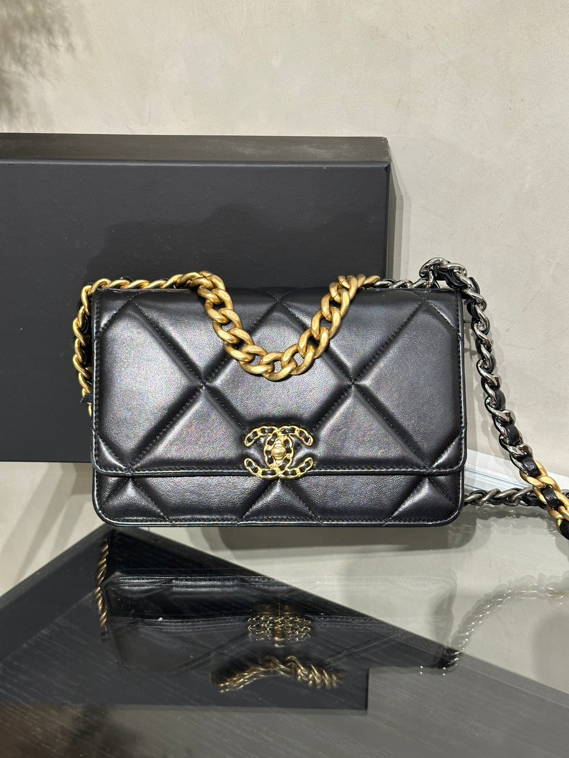 CHANEL 19 經典菱格紋雙色鍊WOC - 黑金