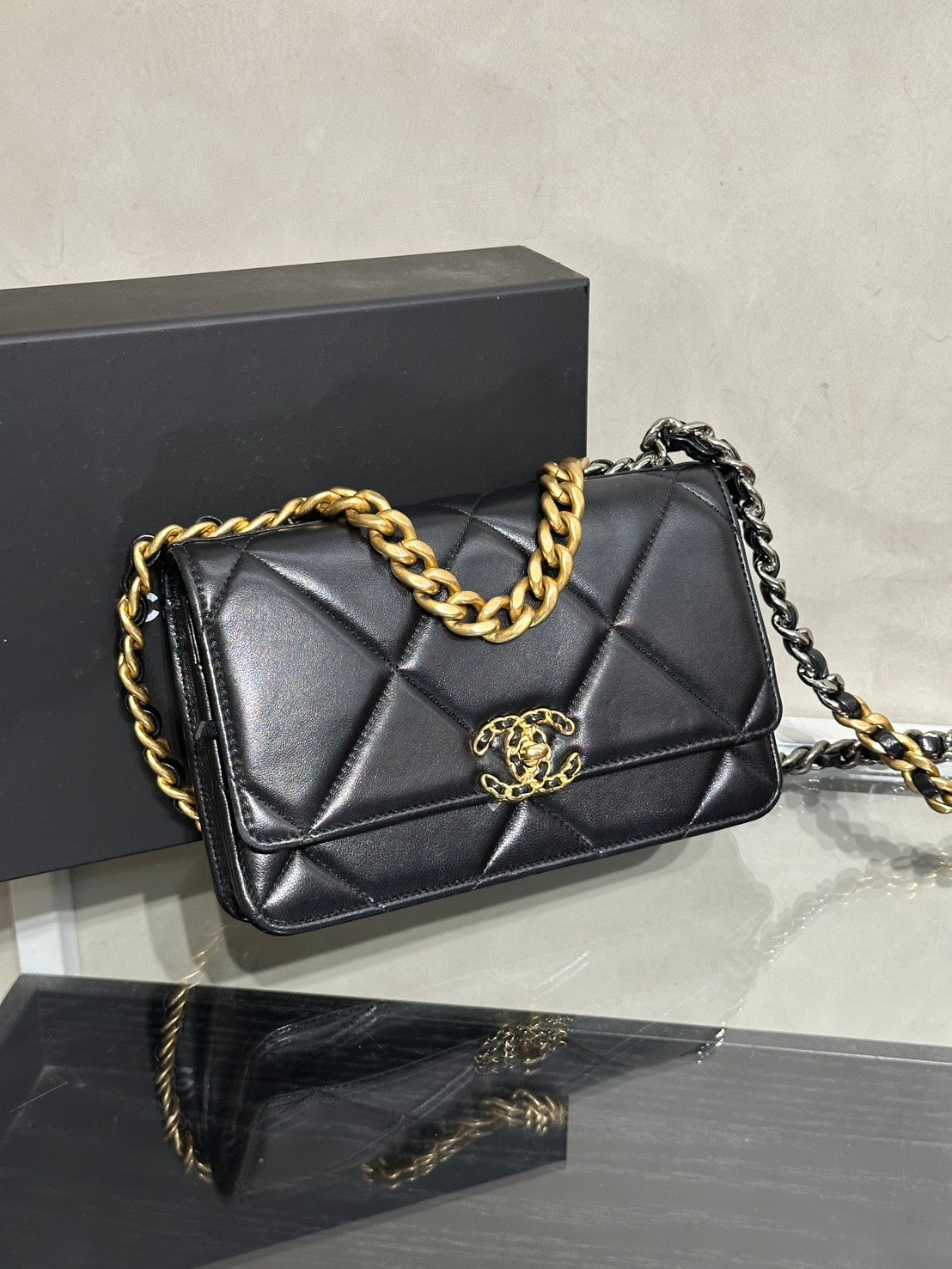CHANEL 19 經典菱格紋雙色鍊WOC - 黑金