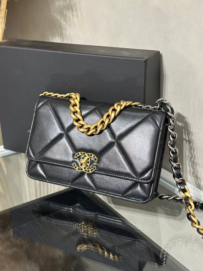 CHANEL 19 經典菱格紋雙色鍊WOC - 黑金