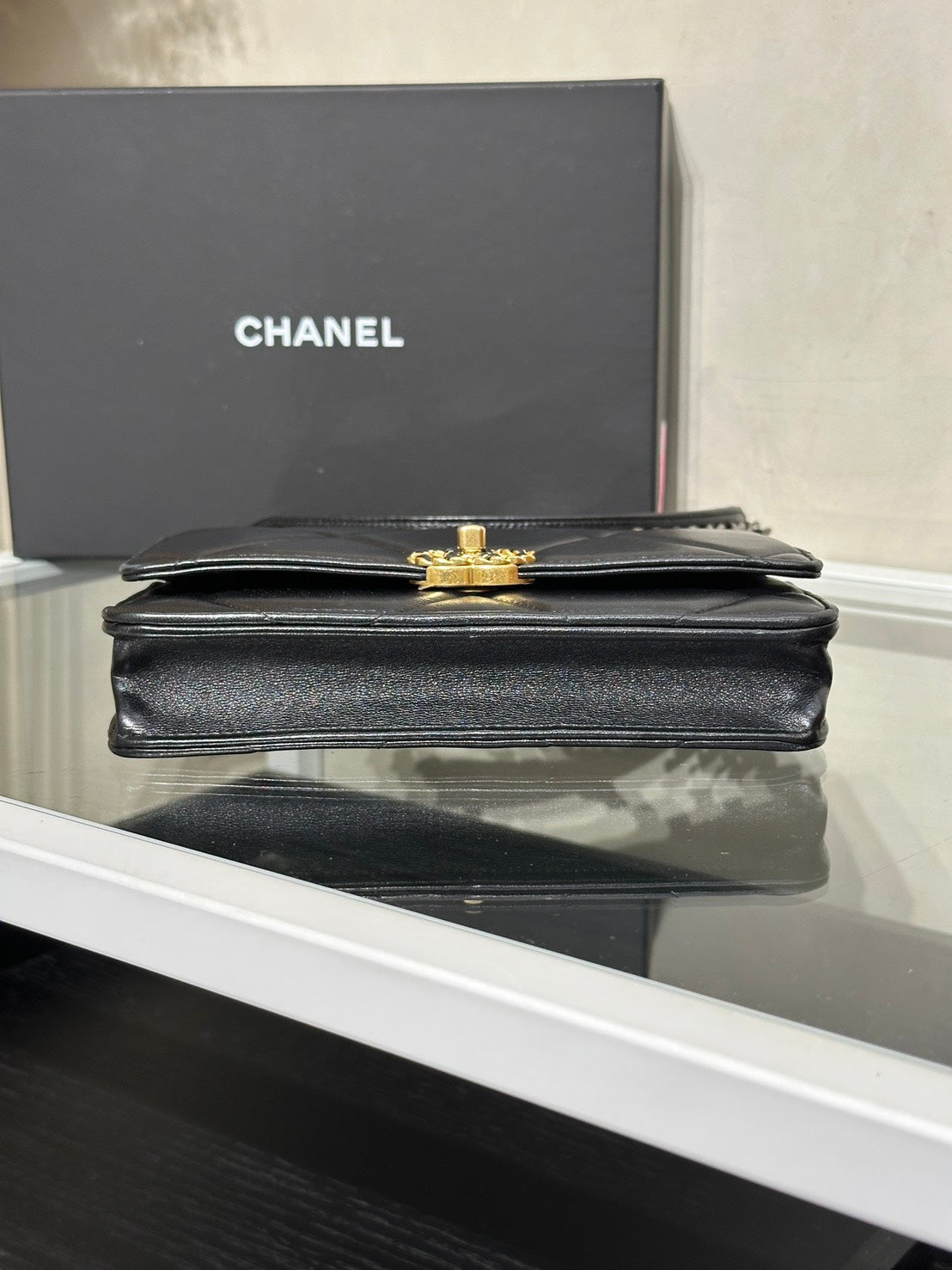 CHANEL 19 經典菱格紋雙色鍊WOC - 黑金