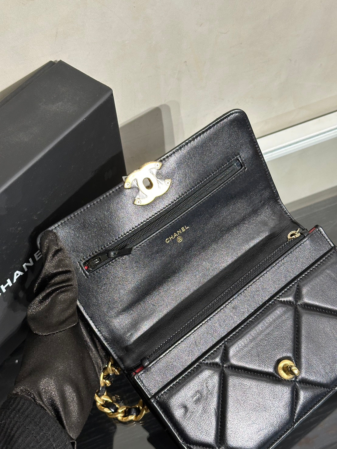 CHANEL 19 經典菱格紋雙色鍊WOC - 黑金