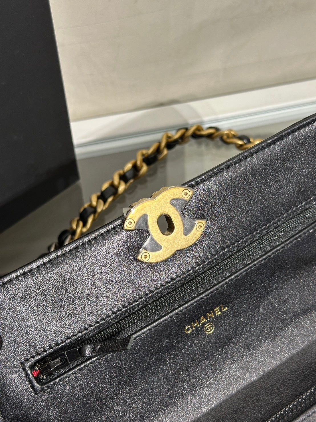 CHANEL 19 經典菱格紋雙色鍊WOC - 黑金