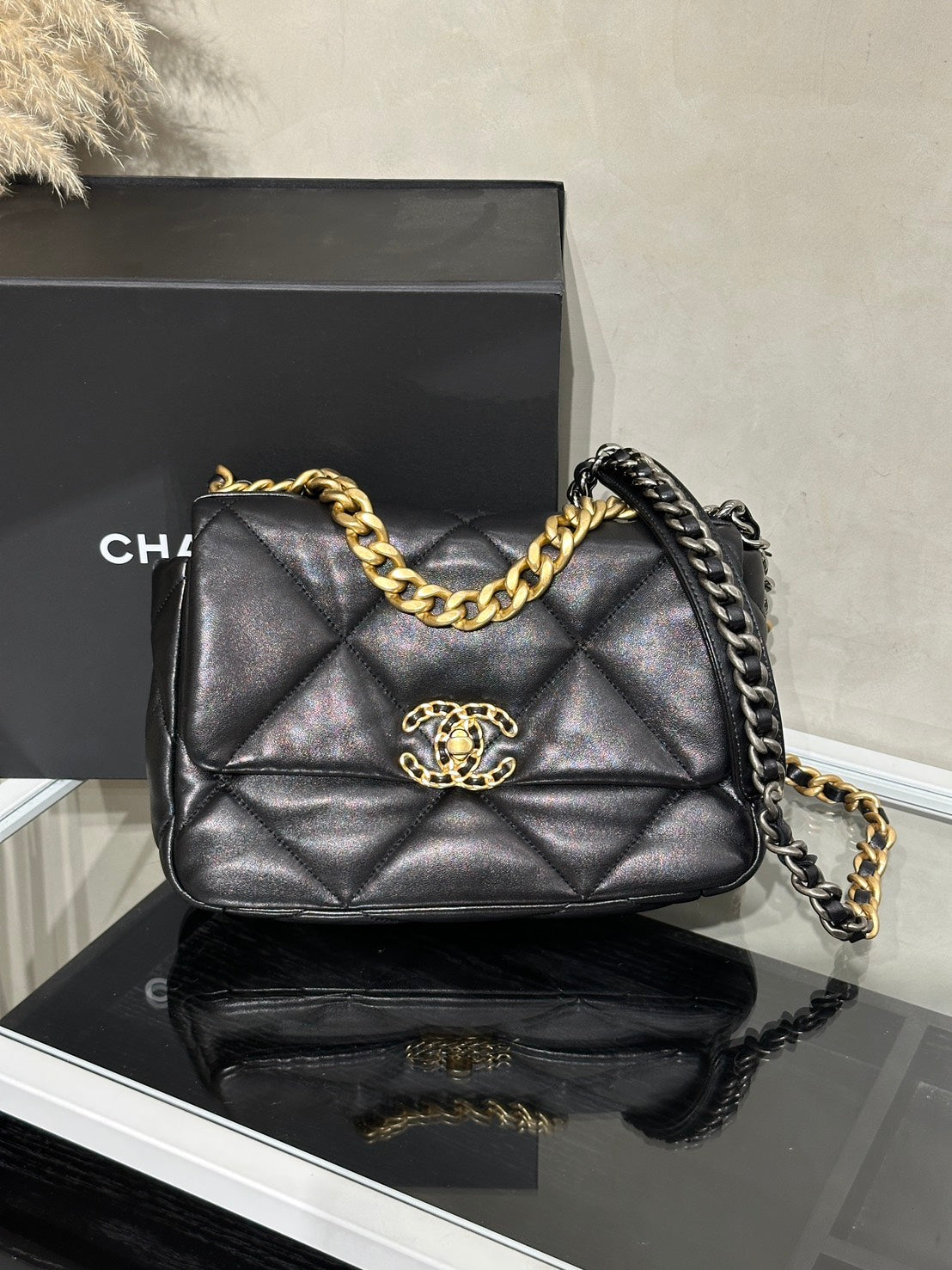 CHANEL 19 Bag 菱格紋羊皮手提肩背包 26 - 黑金