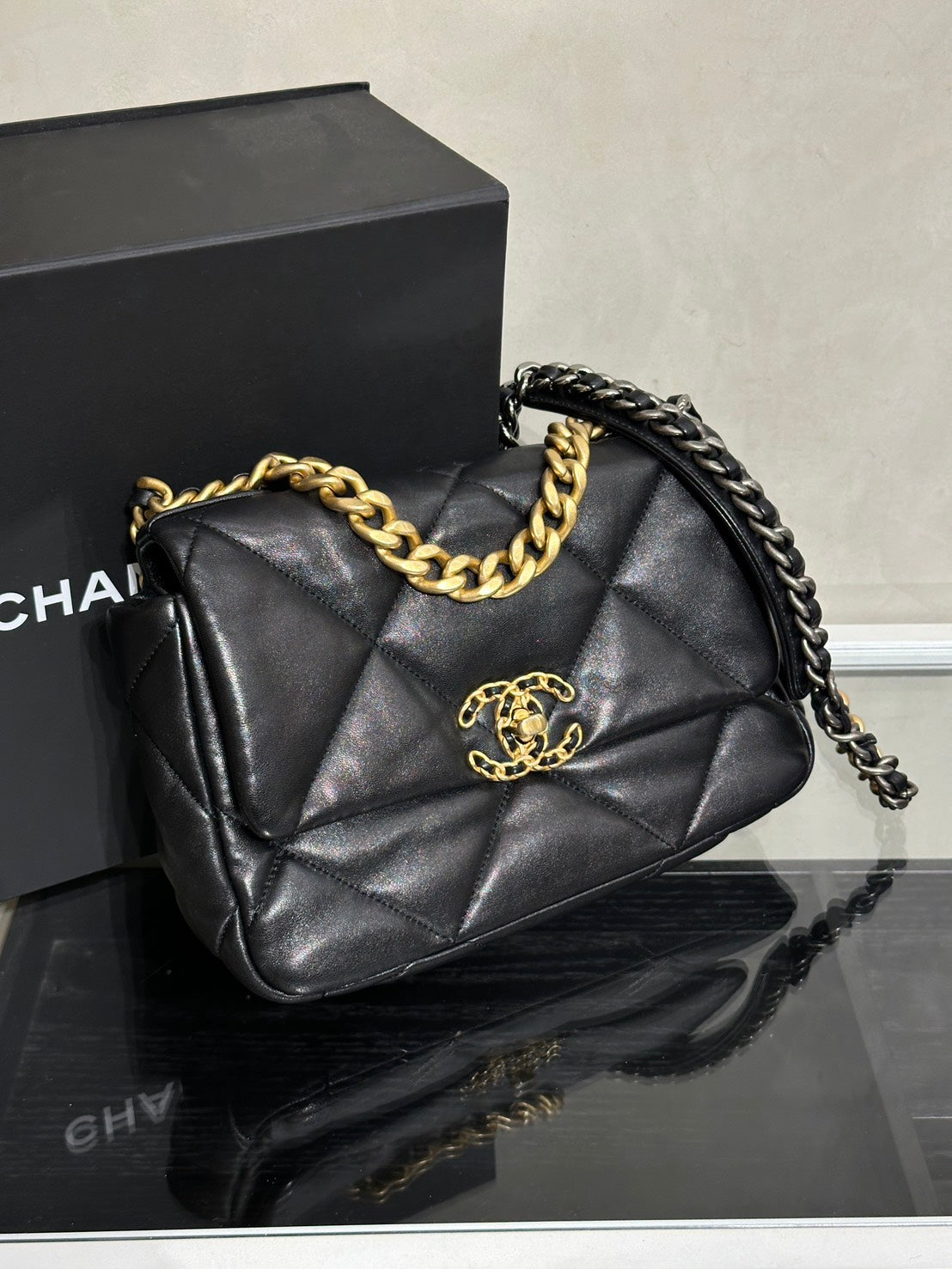 CHANEL 19 Bag 菱格紋羊皮手提肩背包 26 - 黑金