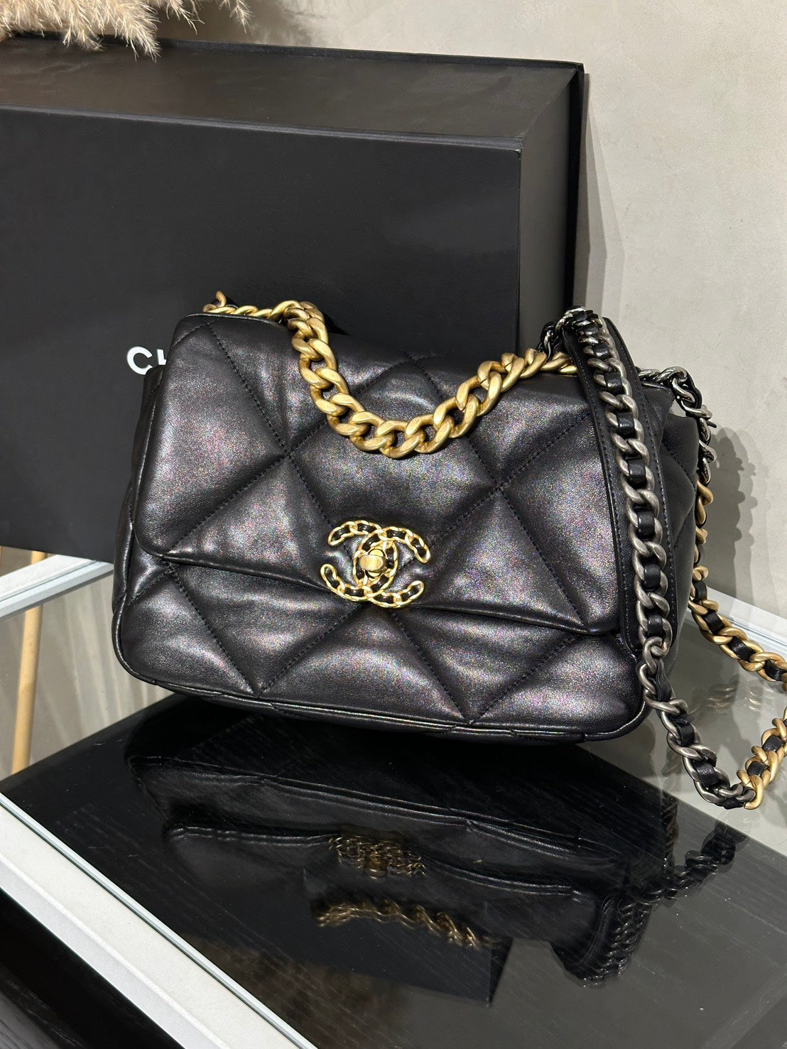 CHANEL 19 Bag 菱格紋羊皮手提肩背包 26 - 黑金