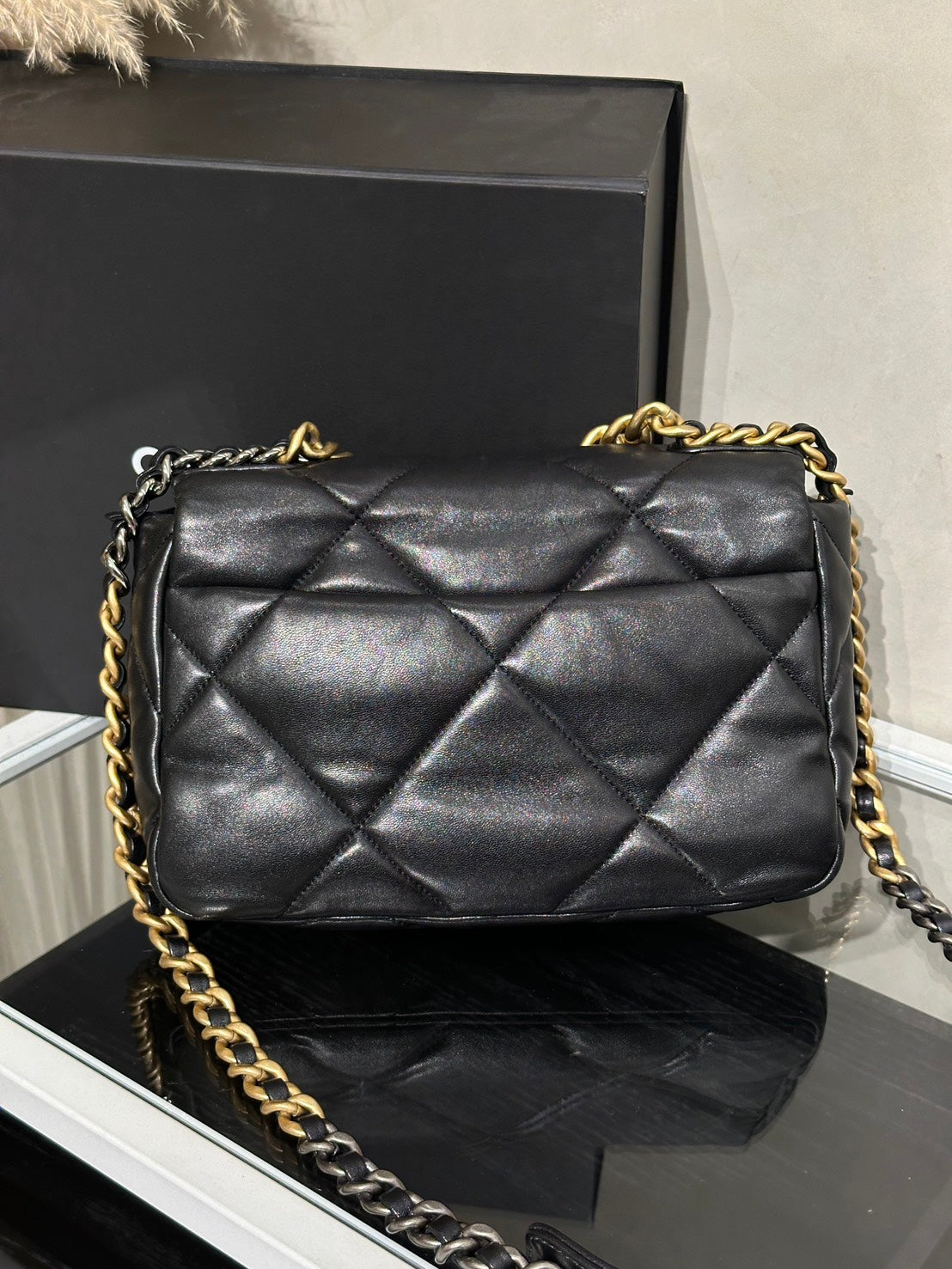 CHANEL 19 Bag 菱格紋羊皮手提肩背包 26 - 黑金