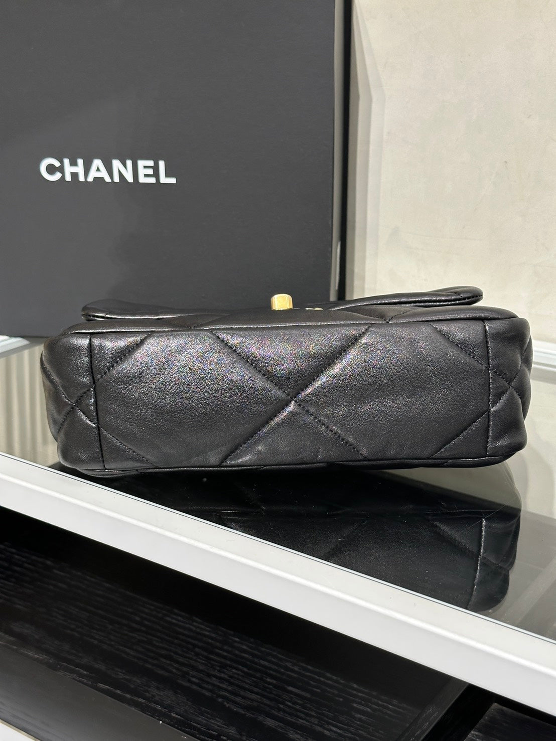 CHANEL 19 Bag 菱格紋羊皮手提肩背包 26 - 黑金
