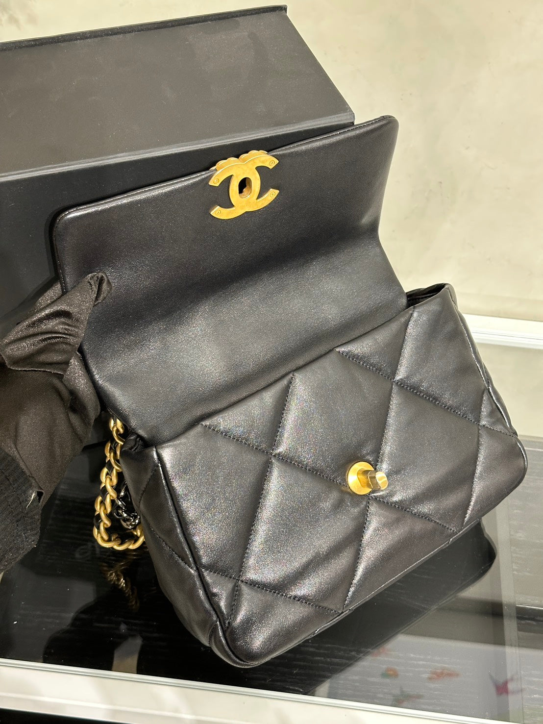 CHANEL 19 Bag 菱格紋羊皮手提肩背包 26 - 黑金