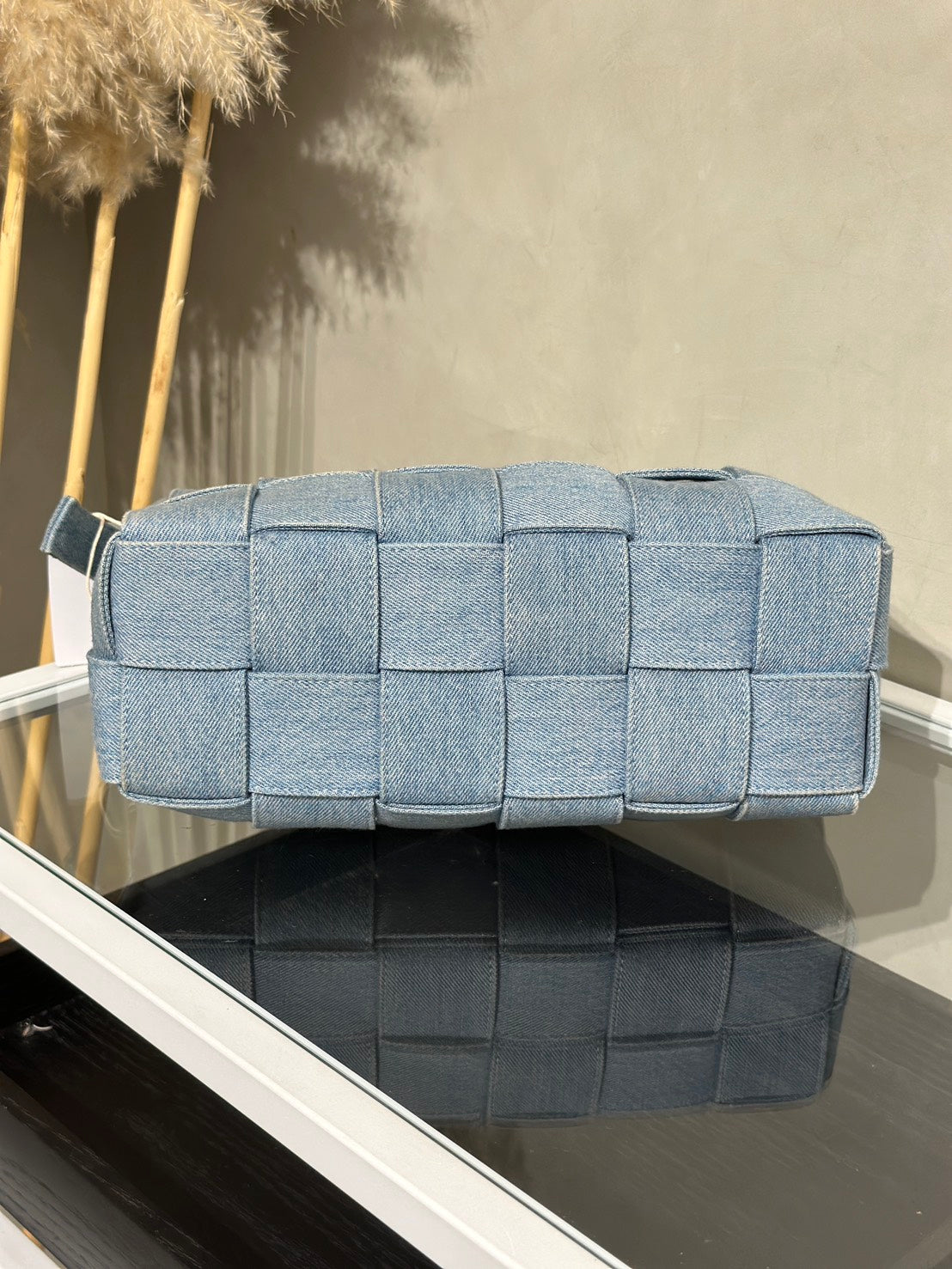 BOTTEGA VENETA Intrecciato Brick Cassette水洗丹寧單肩包