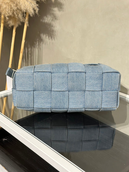 BOTTEGA VENETA Intrecciato Brick Cassette水洗丹寧單肩包