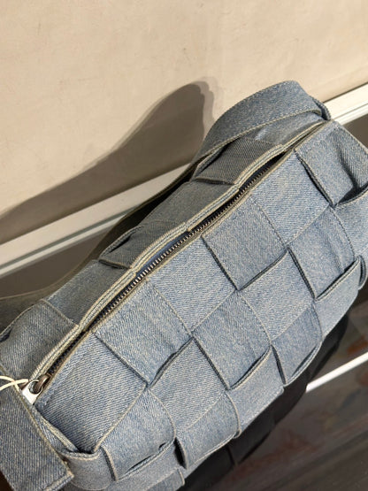 BOTTEGA VENETA Intrecciato Brick Cassette水洗丹寧單肩包