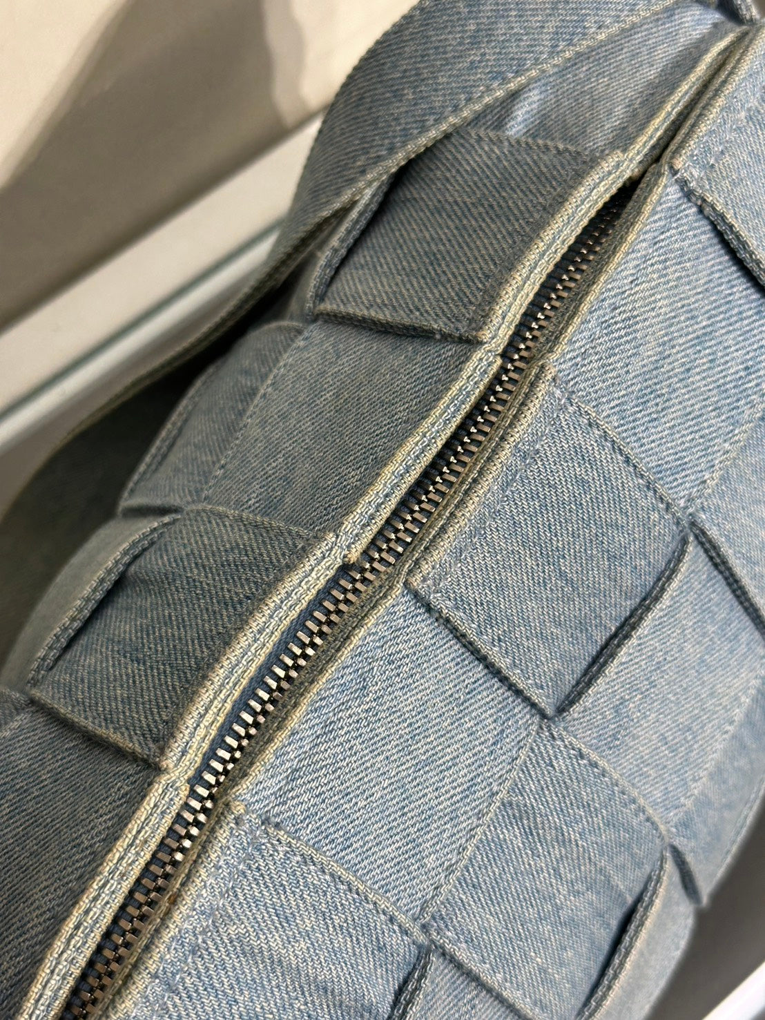 BOTTEGA VENETA Intrecciato Brick Cassette水洗丹寧單肩包