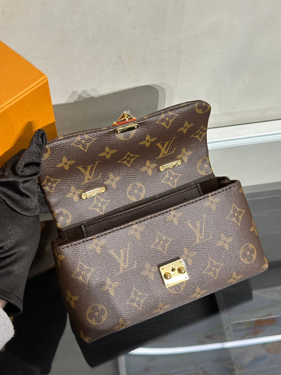 LOUIS VUITTON Nano Madeleine郵差包 - 老花