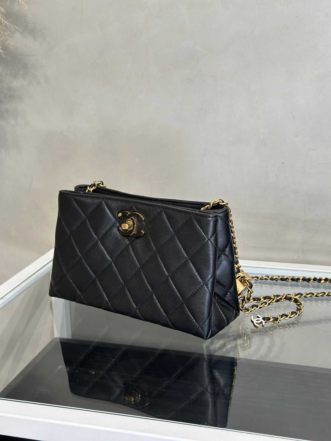 CHANEL 24A琺瑯雙C調節釦風琴包