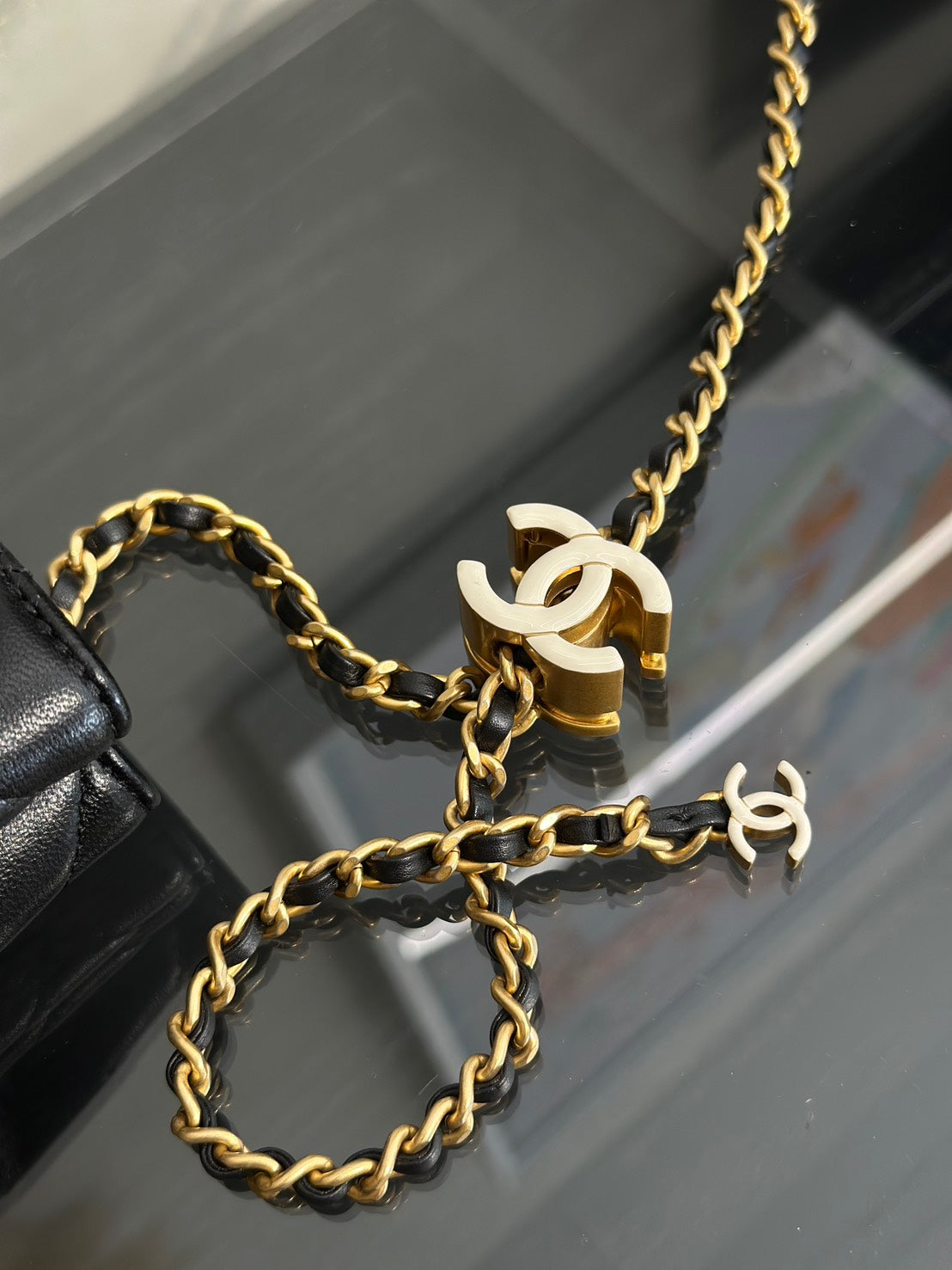 CHANEL 24A琺瑯雙C調節釦風琴包