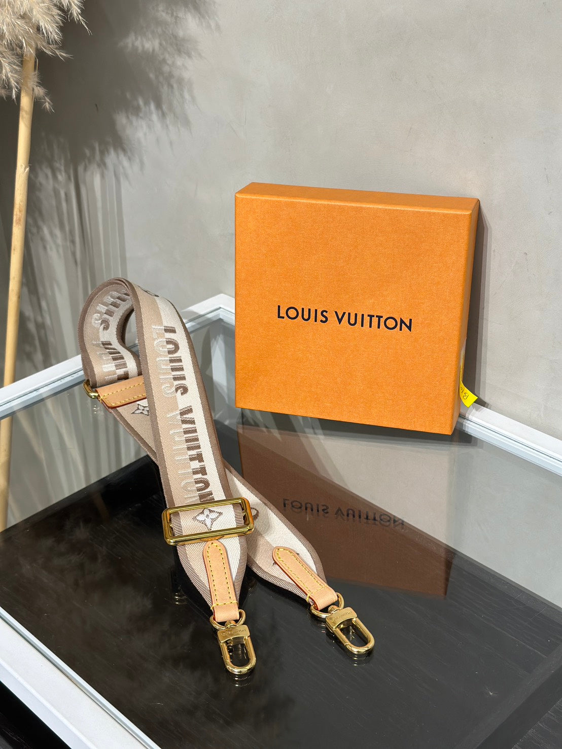 LOUIS VUITTON Bandouliere寬背帶 - 米