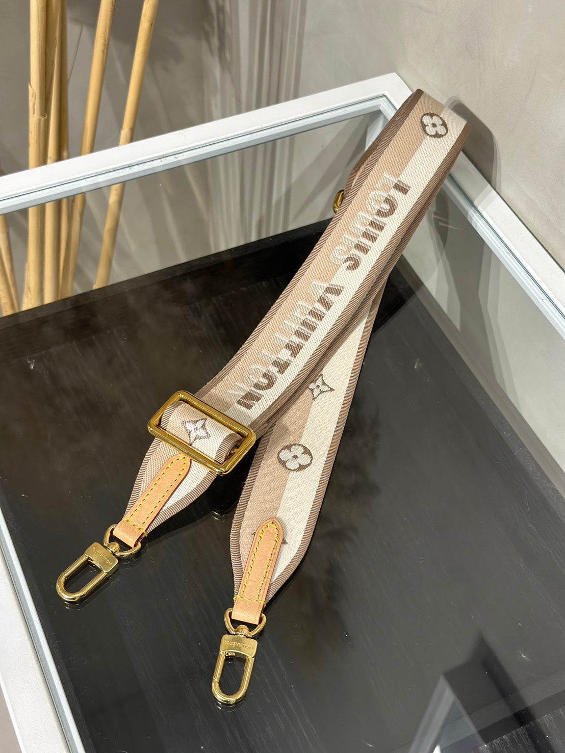 LOUIS VUITTON Bandouliere寬背帶 - 米
