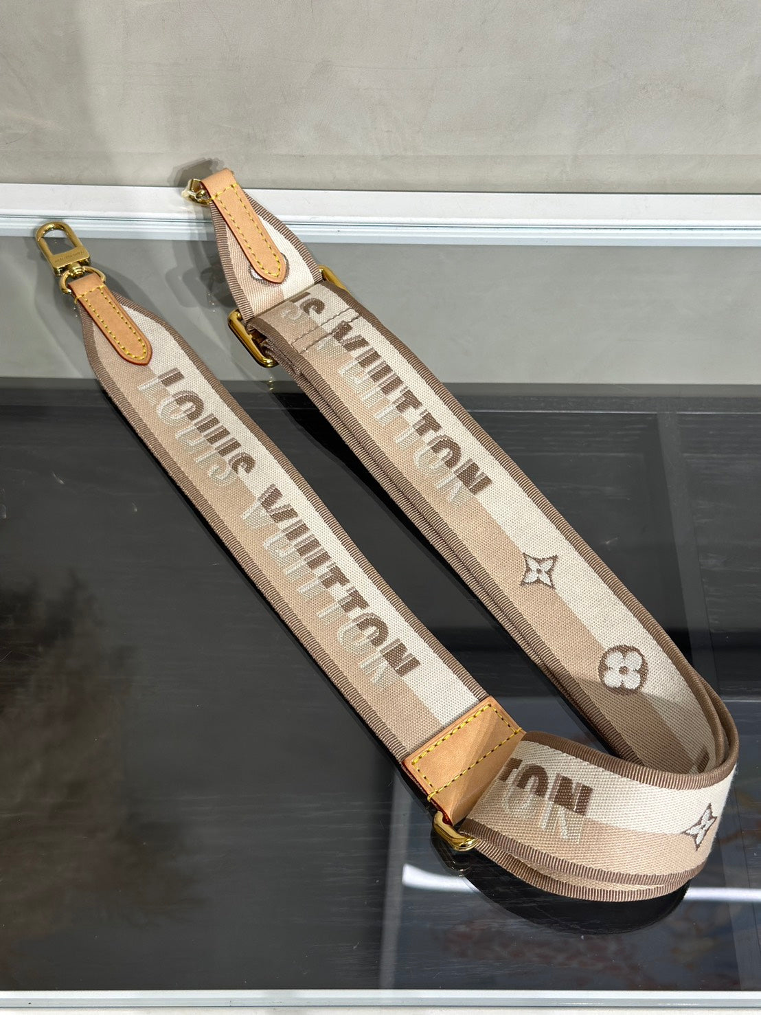LOUIS VUITTON Bandouliere寬背帶 - 米