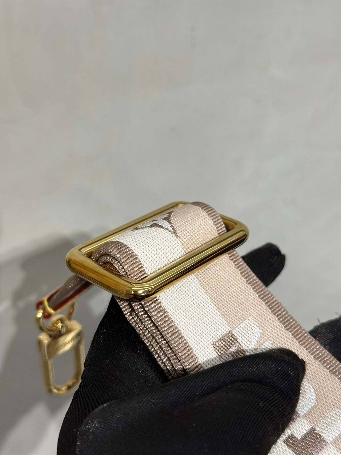 LOUIS VUITTON Bandouliere寬背帶 - 米