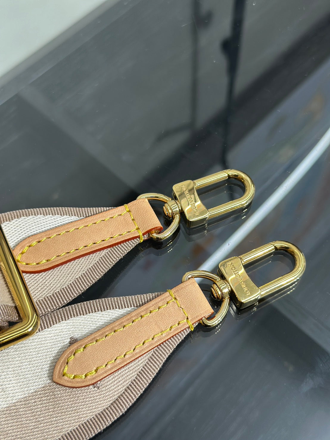 LOUIS VUITTON Bandouliere寬背帶 - 米