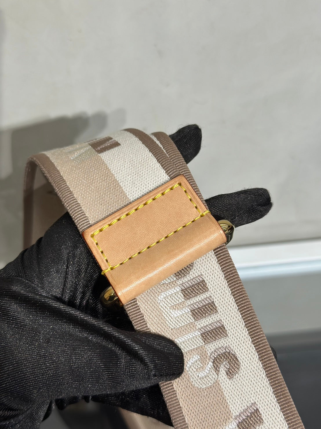 LOUIS VUITTON Bandouliere寬背帶 - 米
