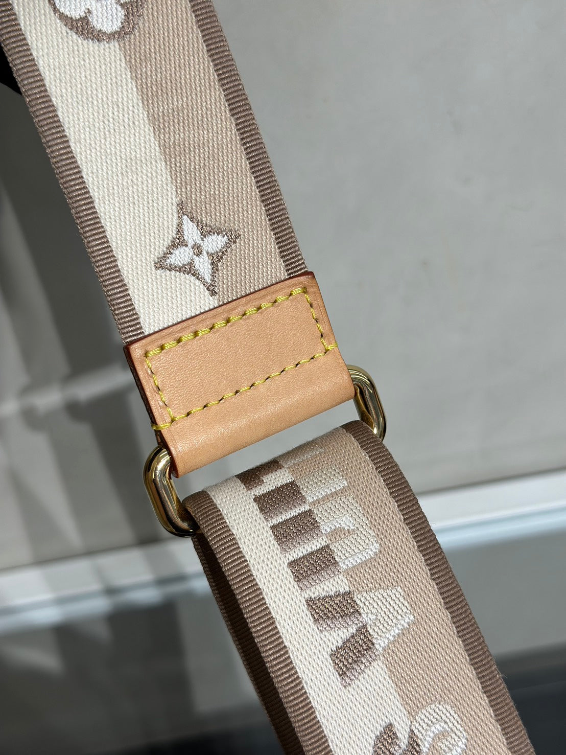 LOUIS VUITTON Bandouliere寬背帶 - 米