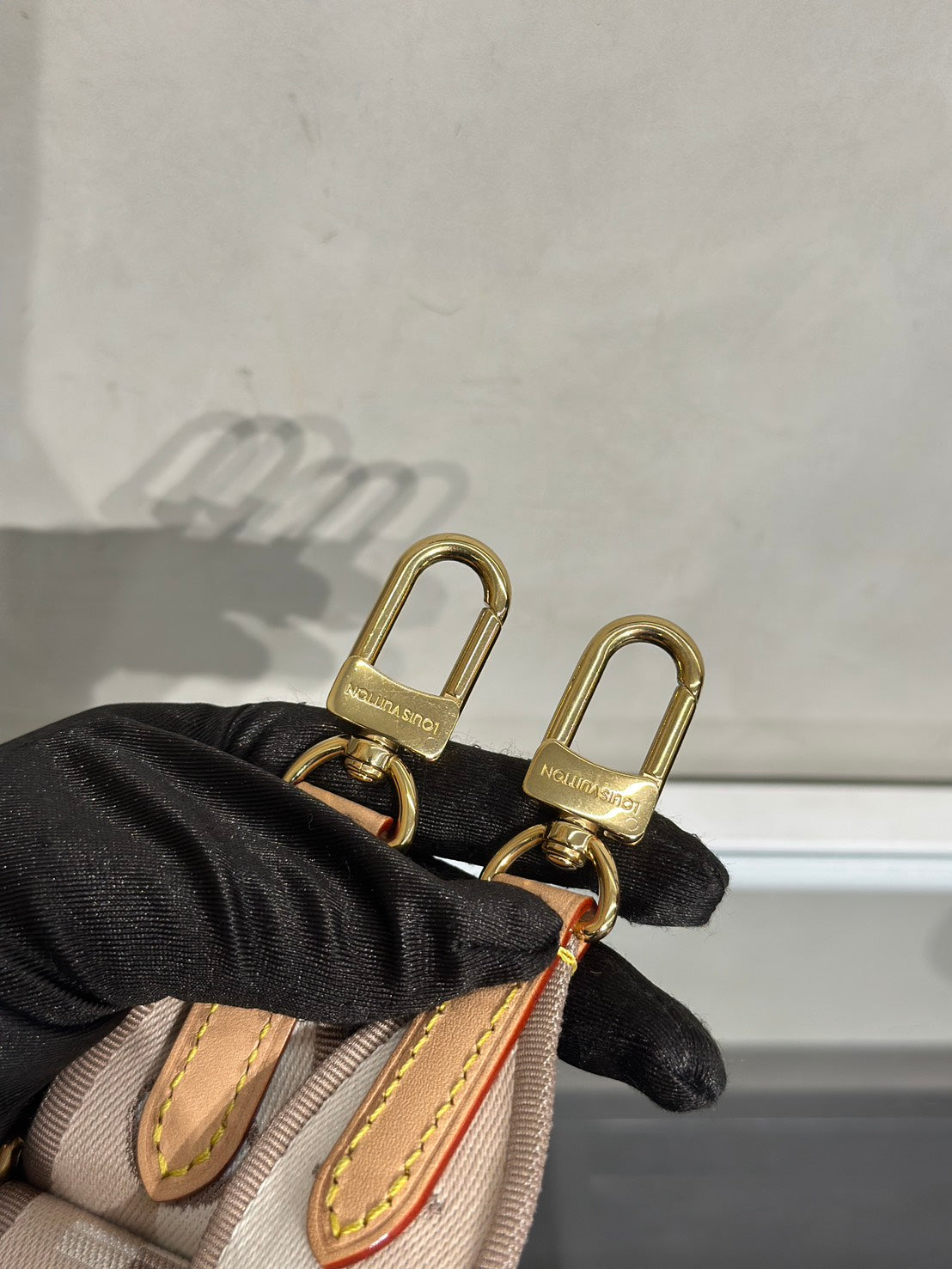 LOUIS VUITTON Bandouliere寬背帶 - 米