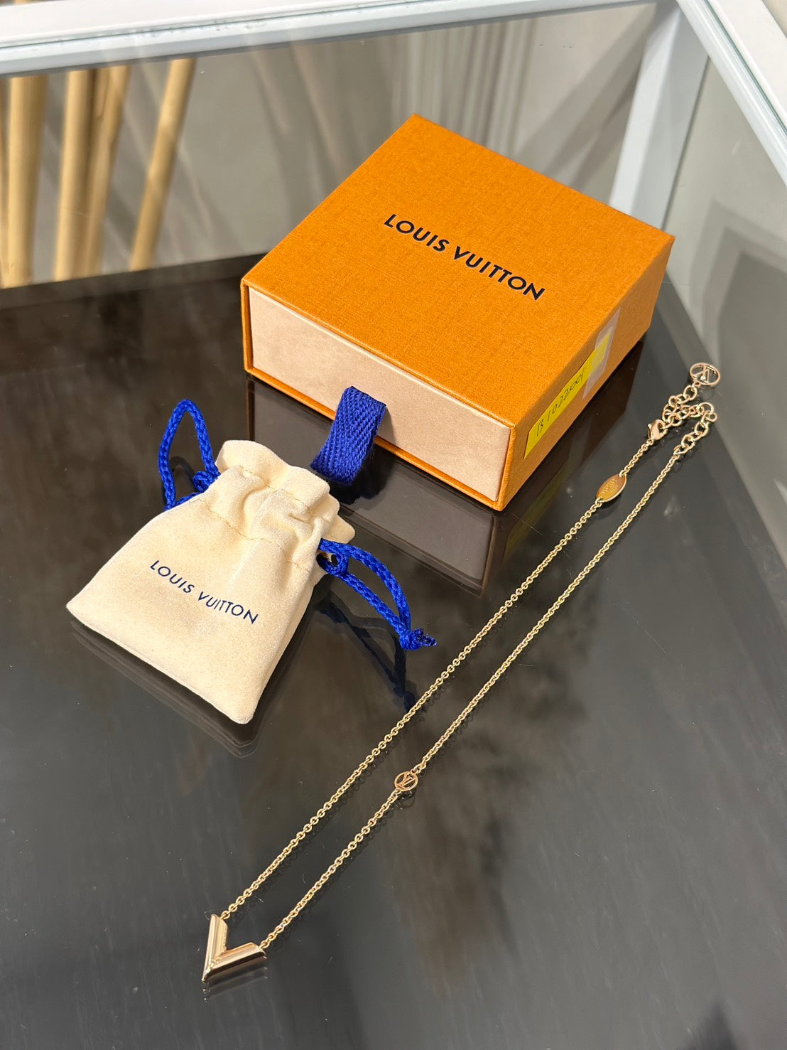 LOUIS VUITTON Essential V玫瑰金項鍊