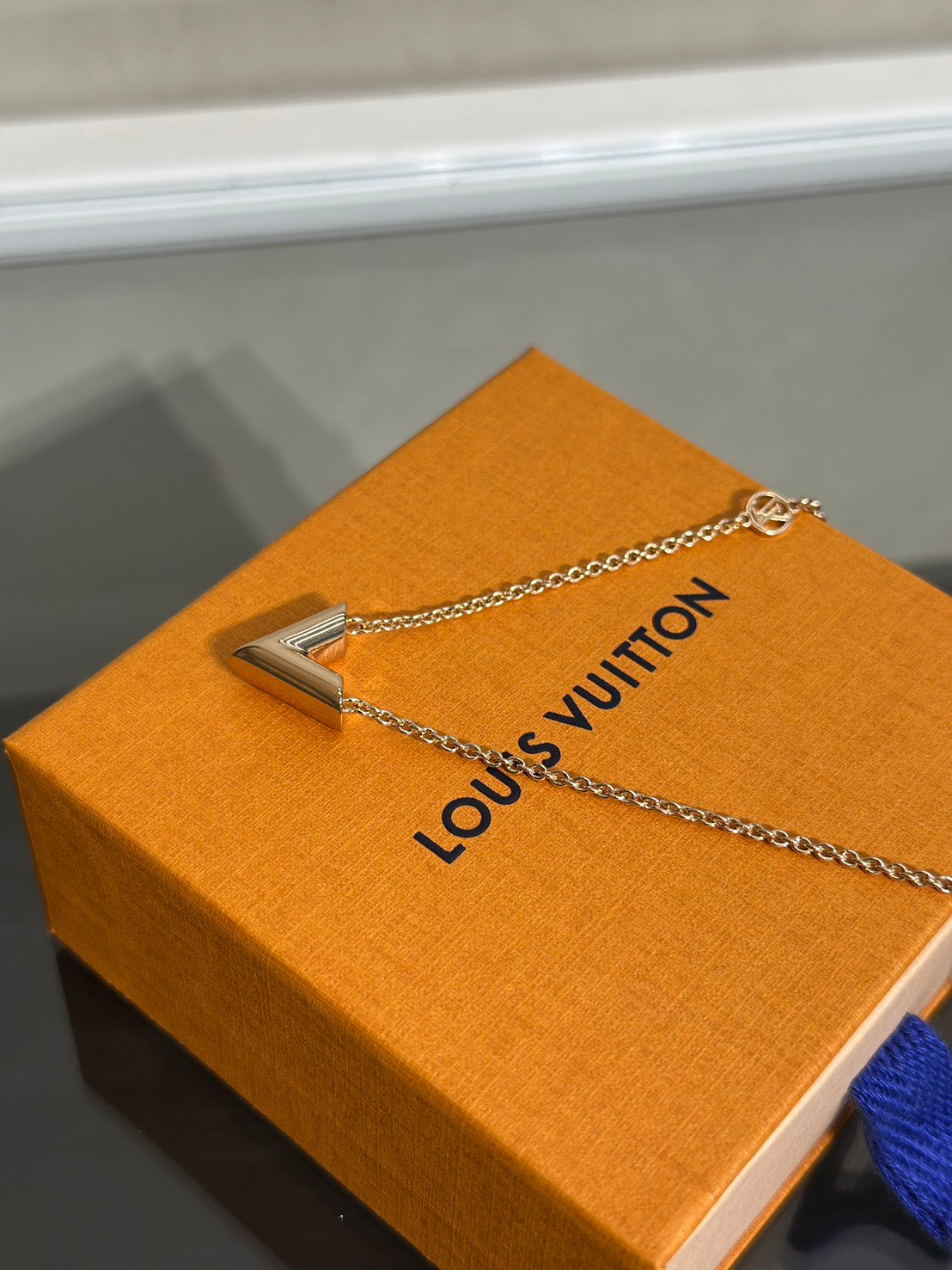 LOUIS VUITTON Essential V玫瑰金項鍊