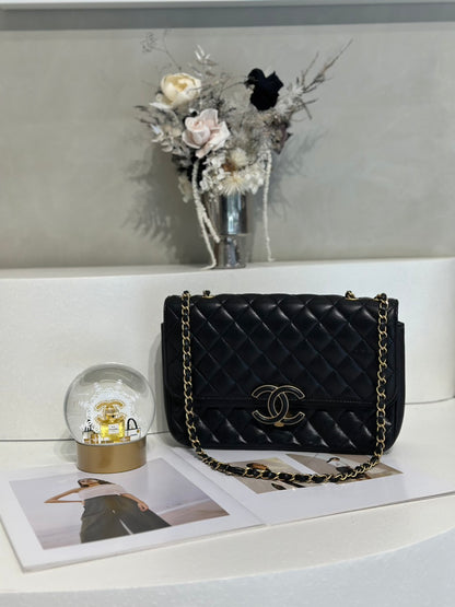 CHANEL 琺瑯釦雙層口蓋包 - 黑金26開