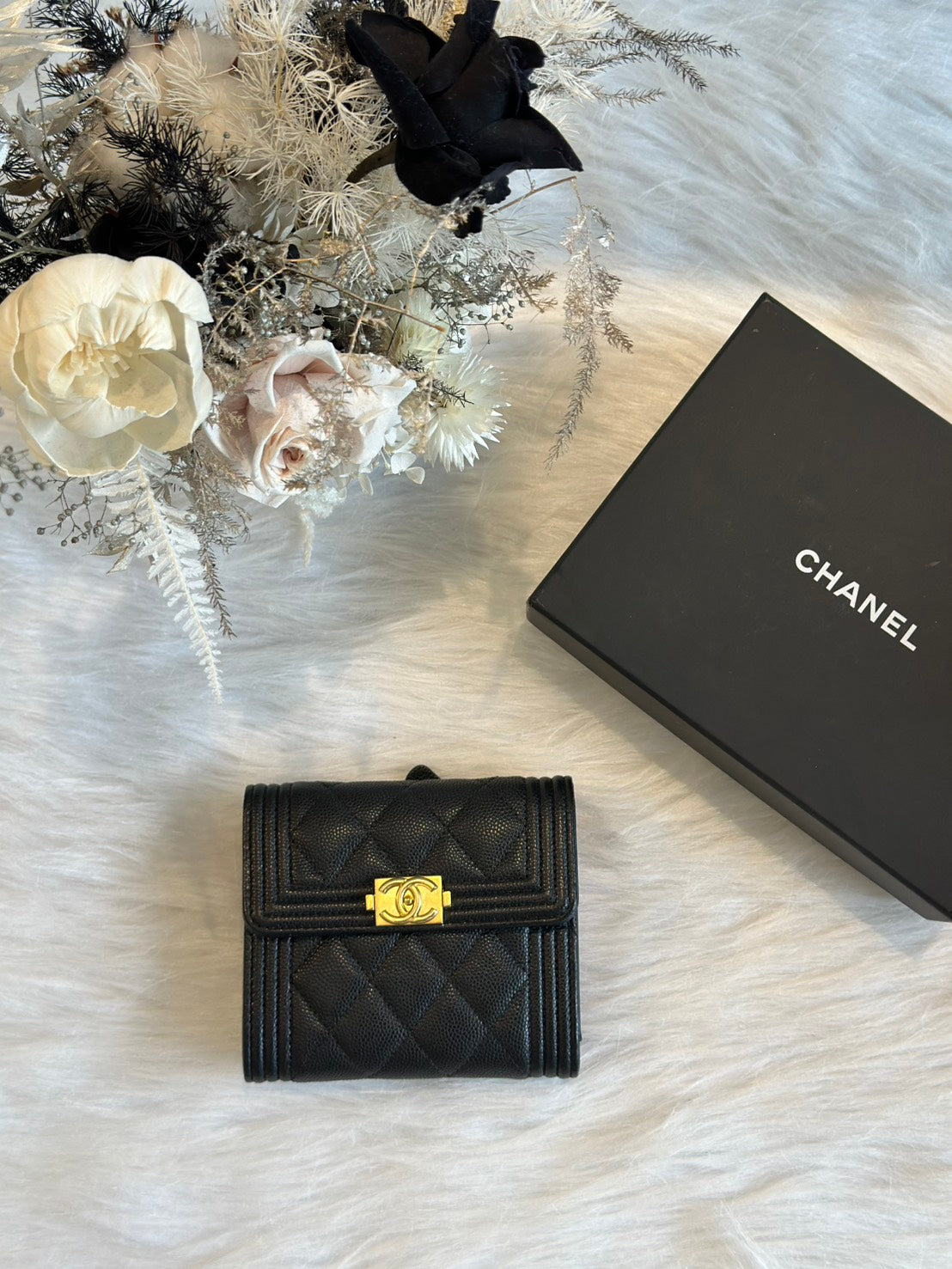 CHANEL Boy粒面牛皮三折短夾 - 黑金
