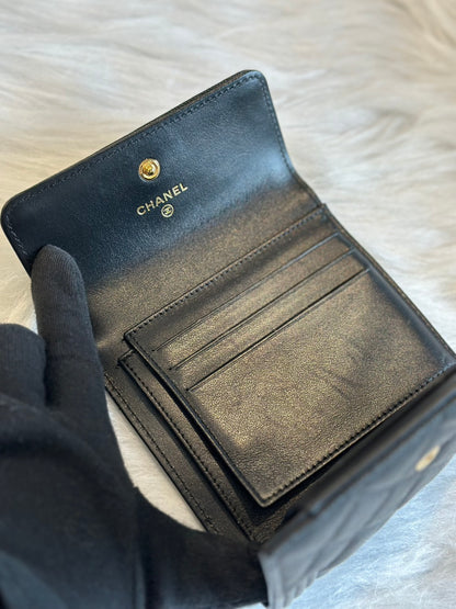 CHANEL Boy粒面牛皮三折短夾 - 黑金