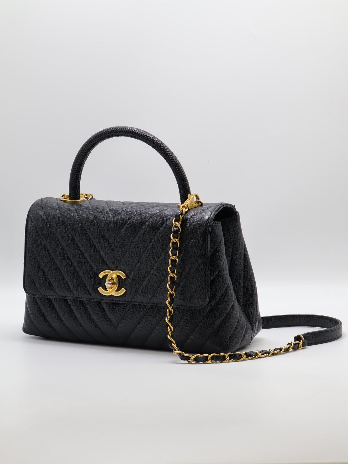 CHANEL Coco HandleV字蜥蜴紋壓花手柄 - 中號黑金26開