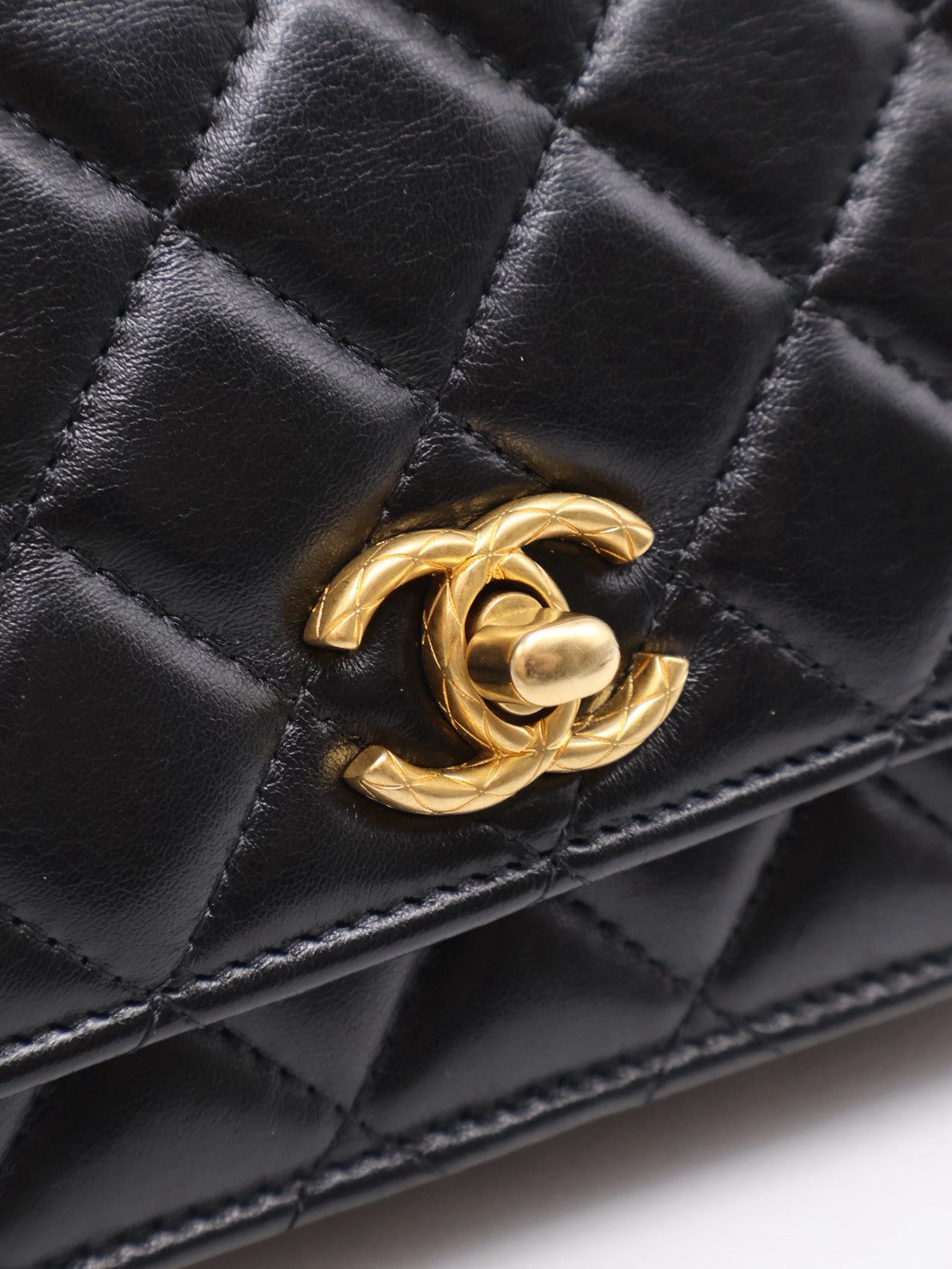 CHANEL 風衣釦小羊皮WOC - 黑金