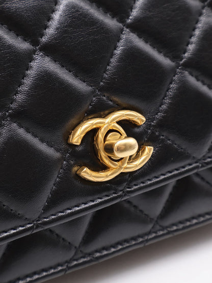 CHANEL 風衣釦小羊皮WOC - 黑金